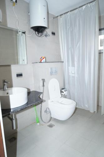 溫達文的住宿－Madhav Kuteer B- 34 Vrindavan，浴室配有白色卫生间和盥洗盆。