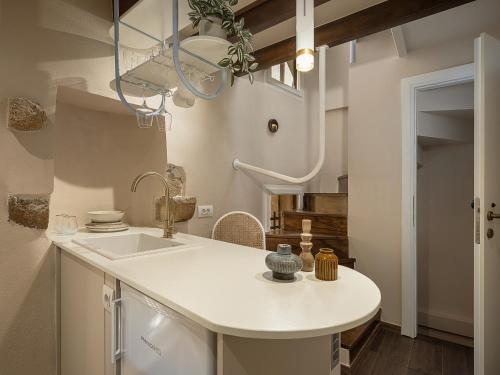 Artemide city places _Leon tiny suite