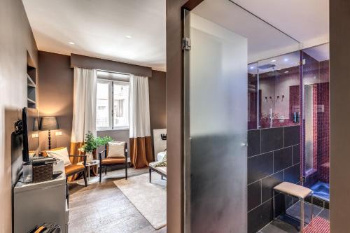 ein Badezimmer mit Dusche und ein Wohnzimmer in der Unterkunft Telier Tomacelli in Rom
