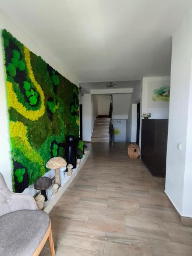 a hallway with a green and yellow wall at VILA LUCA-Hotel in Şirnea