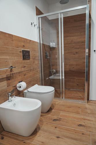a bathroom with a toilet and a sink and a shower at Casa Vacanza Stomar in Pozzallo