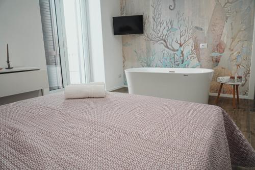 a bedroom with a bed and a bath tub at Casa Vacanza Stomar in Pozzallo