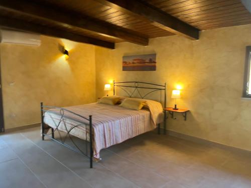 ein Schlafzimmer mit einem Bett in einem Zimmer mit zwei Lampen in der Unterkunft THE DREAM in Villa San Giovanni