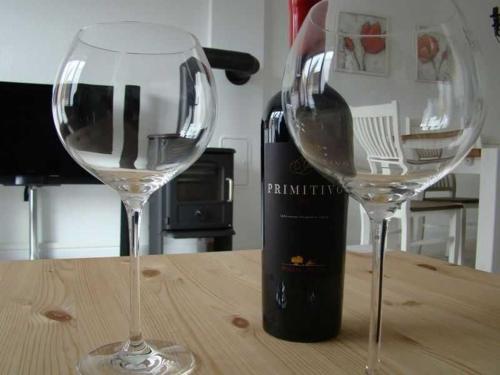 オストゼーバート・カールスハーゲンにあるSommergarten 33のワイングラス2杯(テーブルの上にワイン1本付)