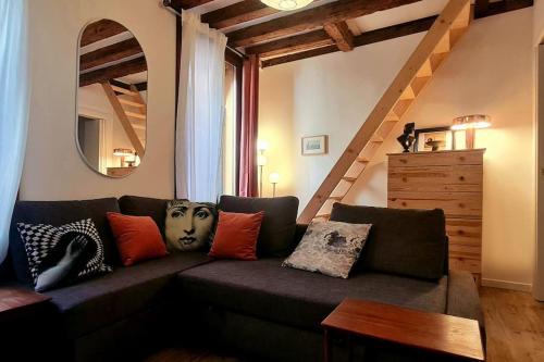 a living room with a couch and a mirror at Cà 3 Leoni - Romantic House in the heart of Venice in Venice