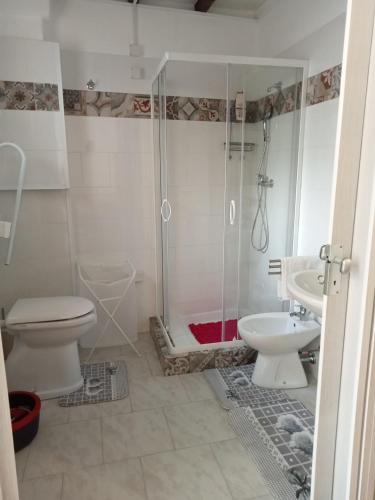 a bathroom with a shower and a toilet and a sink at Casina Al Maestrale in San Pancrazio Salentino