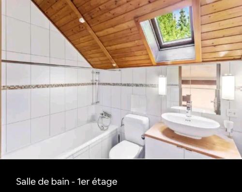 łazienka z umywalką, wanną i toaletą w obiekcie Villa avec grand jardin, proche du centre-ville w mieście Yverdon-les-Bains