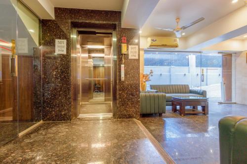 ムンバイにあるJ Hotel and Banquetsのギャラリーの写真