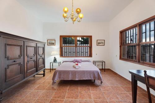 una camera con letto e lampadario a braccio di Casa Barreto a Puerto de la Cruz