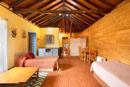 Cette chambre comprend 2 lits et une table. dans l'établissement Casa Azul del Roque Negro, à Santa Cruz de Tenerife