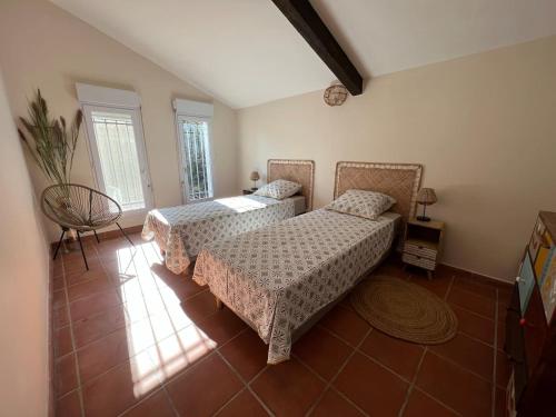 een slaapkamer met 2 bedden in een kamer bij Proche Roussillon Luberon villa avec vue, piscine chauffée et climatisation in Gargas