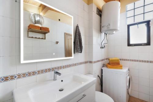 een badkamer met een wastafel, een toilet en een spiegel bij Finca Firmamento, Casa Sol in San Isidro