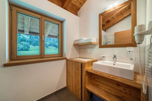 a bathroom with a sink and a window at Ferienhaus Larch Soge Apt Helmuth in Racines