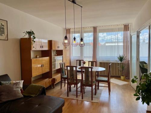 sala de estar y comedor con mesa y sillas en Nosztalgia Apartman en Veszprém