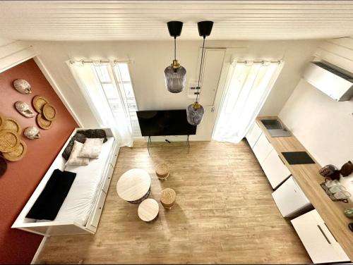 - un salon avec un canapé et un piano dans l'établissement C La reserve - St ROSE Ethnique, à Clermont-Ferrand