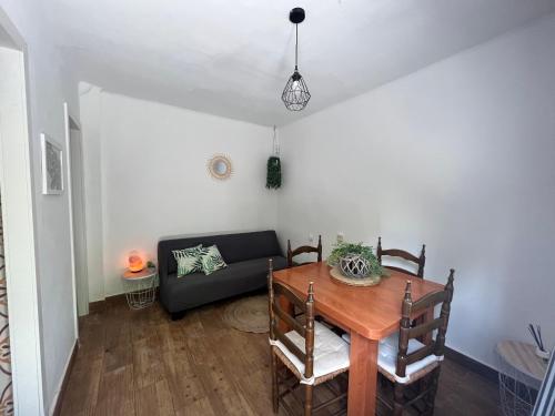 een woonkamer met een tafel en een bank bij Apartamento Cabo Polonio in Tarragona