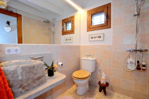 uma casa de banho com um WC e um chuveiro em Casa con piscina en bonito entorno Mia em Costitx