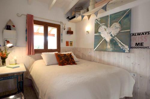 Säng eller sängar i ett rum på Casa con piscina en bonito entorno Mia