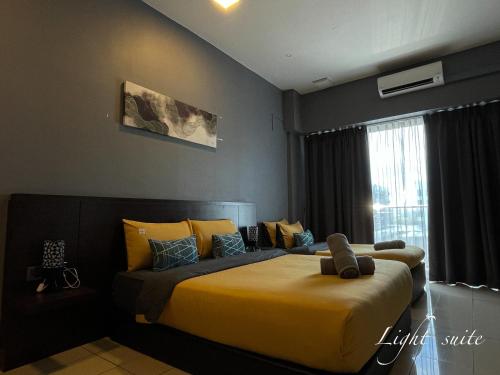um quarto com uma grande cama amarela e uma janela em Aeropod Sovo Wi-Fi&Netflix 5min From Airport em Kota Kinabalu