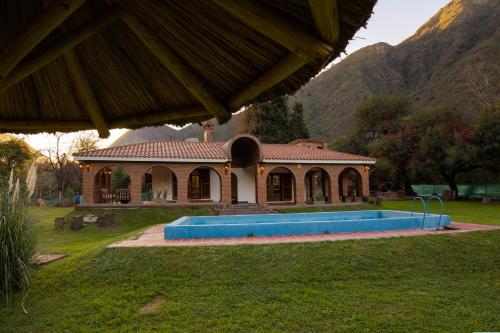 una casa con piscina frente a ella en La Comarca en La Rioja