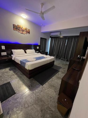 1 dormitorio con 1 cama y ventilador de techo en The Terra Hotel North Goa 