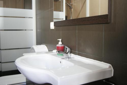 ein Badezimmer mit einem weißen Waschbecken und einem Spiegel in der Unterkunft LG STAY in Castro Daire