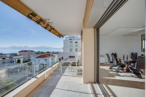 een balkon met een tafel en stoelen in een gebouw bij Appartement Alexandre 3 rooms bright apartment in Cannes in Cannes