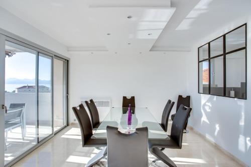 een eetkamer met een glazen tafel en stoelen bij Appartement Alexandre 3 rooms bright apartment in Cannes in Cannes