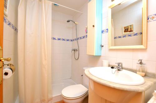 ein Bad mit einem Waschbecken, einem WC und einer Dusche in der Unterkunft Bonito chalet con piscina cerca del mar in Can Pastilla