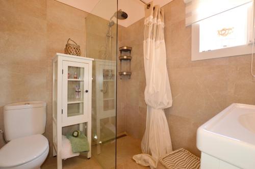 ein Bad mit einer Dusche, einem WC und einem Waschbecken in der Unterkunft Agradable finca en un entorno natural in Lloseta