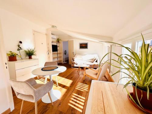 un salon avec une table, des chaises et un canapé dans l'établissement Rooftop terrasse, à Marseille