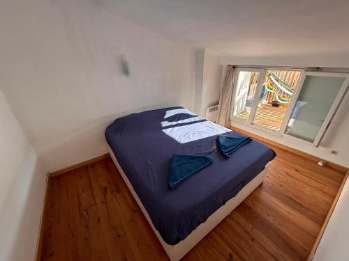 un lit dans une petite pièce avec une fenêtre dans l'établissement Rooftop terrasse, à Marseille