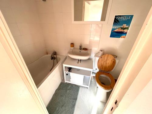 une petite salle de bain avec toilettes et lavabo dans l'établissement Rooftop terrasse, à Marseille