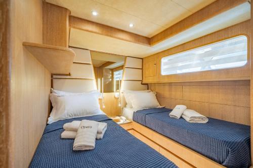two beds in the middle of a sail boat at M/Y Opera in Sami