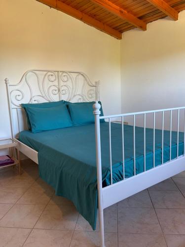 シビリにあるStavro's Stone Houseのベッドルーム(青い枕のベッド1台付)