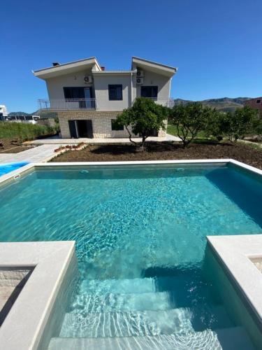 ein großer Pool vor einem Haus in der Unterkunft Villa Dolina in Opuzen