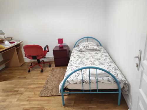 Ce lit se trouve dans un dortoir doté d'un bureau et d'une chaise. dans l'établissement Beau F3 proche hôpital central, Nancy thermal, à Nancy