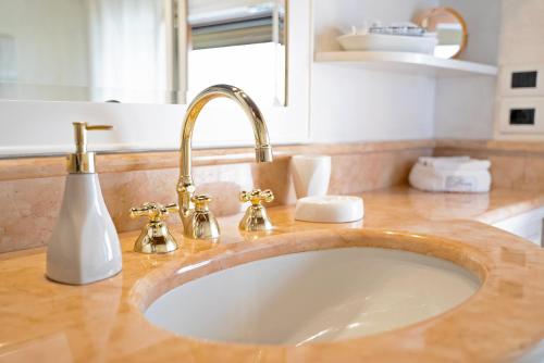 a bathroom counter with a sink and a sink at Mini Suite Deluxe Isola di Mezzo in Treviso