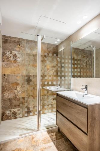 Amplísimo apartamento de diseño nuevo en el corazón de Triana, Parking included