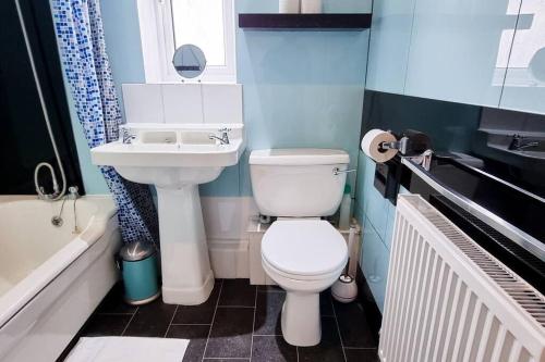 ein Badezimmer mit einem WC, einem Waschbecken und einer Badewanne in der Unterkunft Free Parking-Central Location in Cardiff