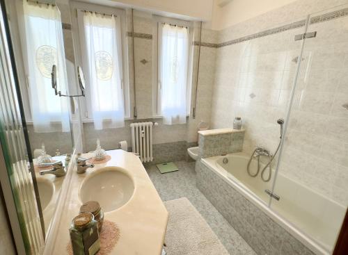 bagno con lavandino, vasca e servizi igienici di l'Amaca a Pesaro