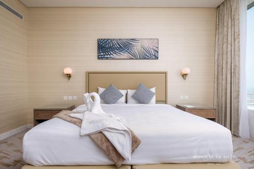 Postel nebo postele na pokoji v ubytování The Palm Tower I 1-Corner Bedroom Dubai