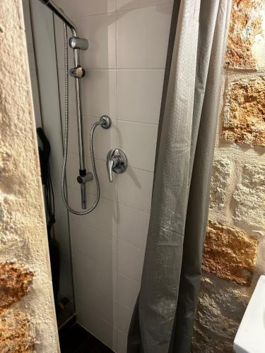 La salle de bains est pourvue d'une douche avec rideau de douche. dans l'établissement La casa di Ginevra, à Polignano a Mare