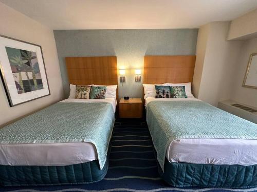 una habitación de hotel con 2 camas en una habitación en ~Four-star serviced apartment, en Honolulu