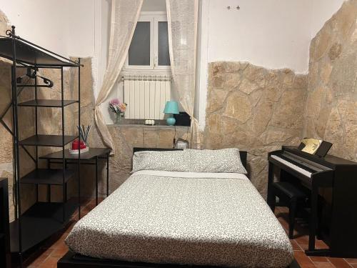 ein Schlafzimmer mit einem Bett und einem Klavier in der Unterkunft Cowsin House in Rom