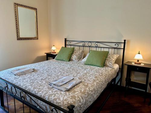 una camera da letto con un letto e due asciugamani di l'Amaca a Pesaro
