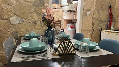 einem schwarzen Tisch mit Platten und einer Vase darauf in der Unterkunft Cowsin House in Rom
