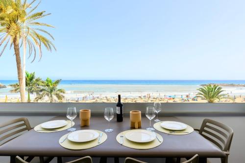 - Mesa con botella de vino y vistas a la playa en Charming 2 Bedroom Retreat with Beachfront Views, en San Bartolomé