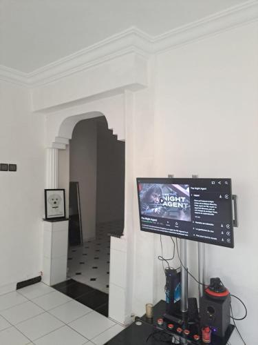 een flatscreen-tv aan een muur in een kamer bij Jolie appartement in Casablanca