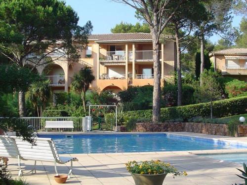 une maison avec piscine devant un immeuble dans l'établissement 95M2 Résidence Nouveau Golf, à Saint-Raphaël